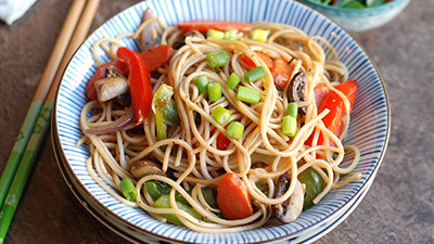 Young Chef 32: Vegetable chow mein